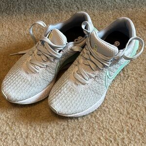 Nike Women’s React Infinity in Foam Mint size 7